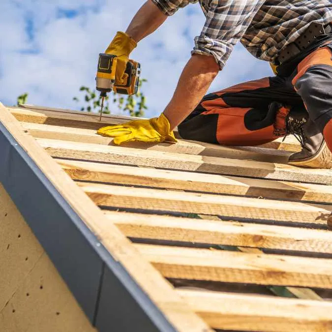 installation charpente sur une toiture de maison à Fréjus